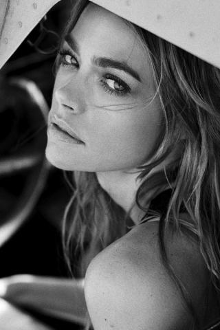 Sfondi Denise Richards 320x480