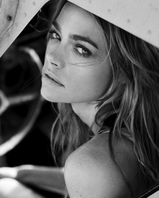 Kostenloses Denise Richards Wallpaper für 320x480