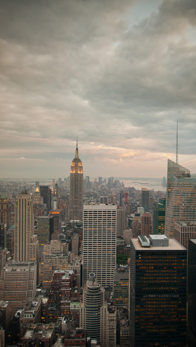 Das View Over Manhattan Wallpaper 640x1136