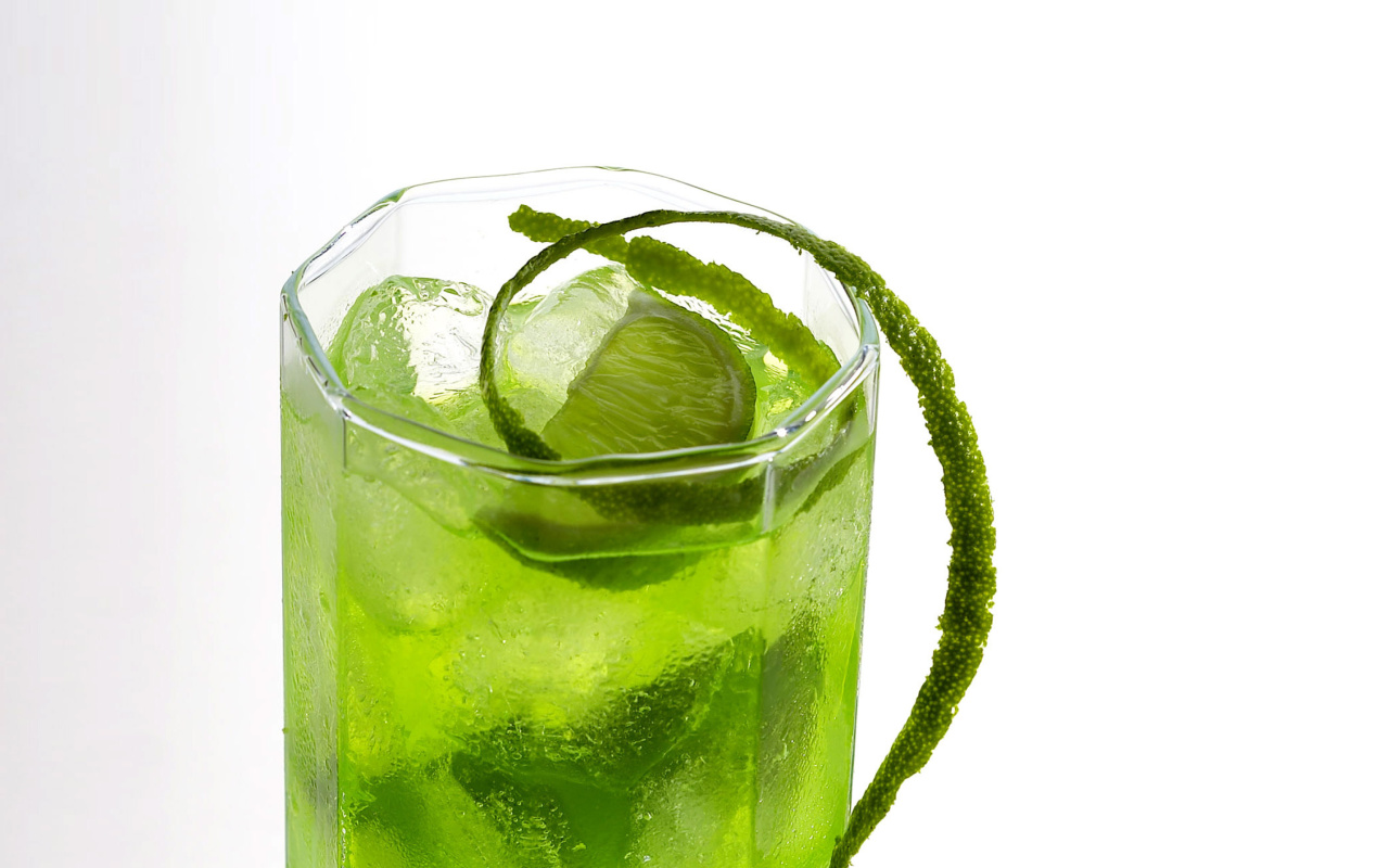 Обои Green Cocktail with Lime 1280x800