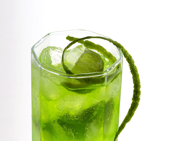 Обои Green Cocktail with Lime 640x480