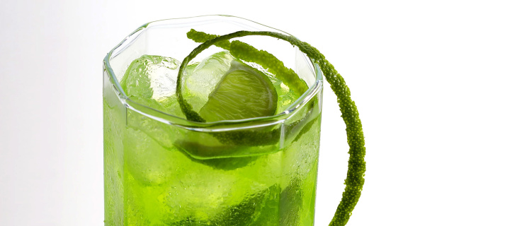 Обои Green Cocktail with Lime 720x320