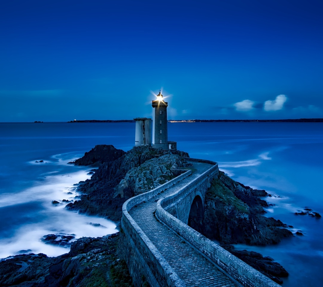 Sfondi France Lighthouse in Ocean 1080x960