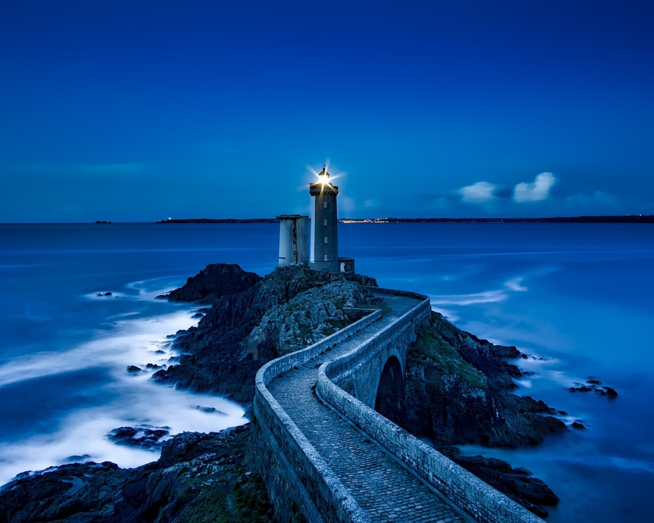 Fondo de pantalla France Lighthouse in Ocean 1280x1024