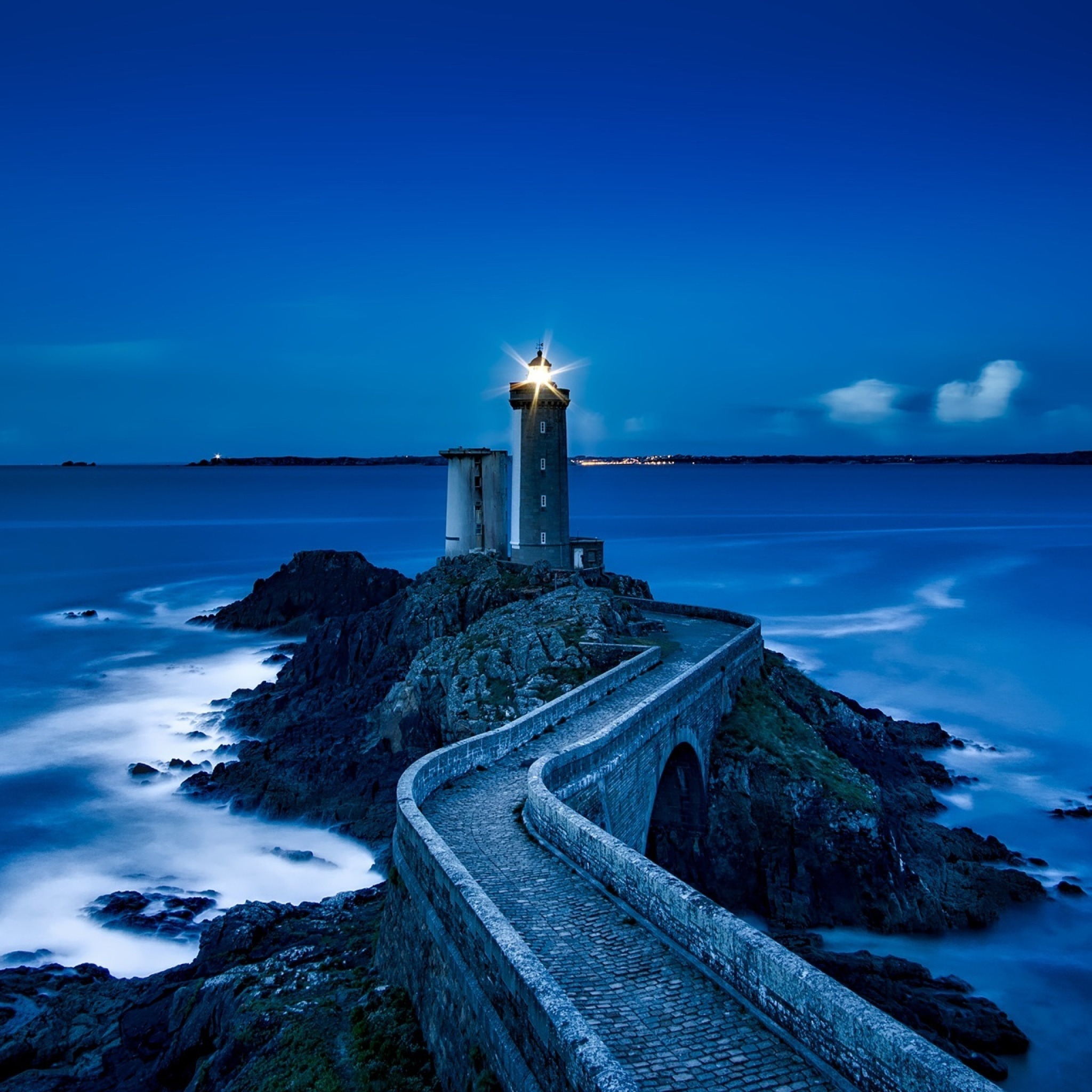 Sfondi France Lighthouse in Ocean 2048x2048