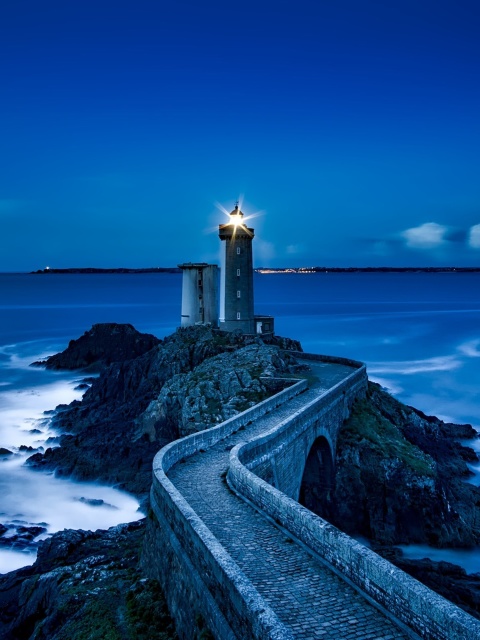 Sfondi France Lighthouse in Ocean 480x640