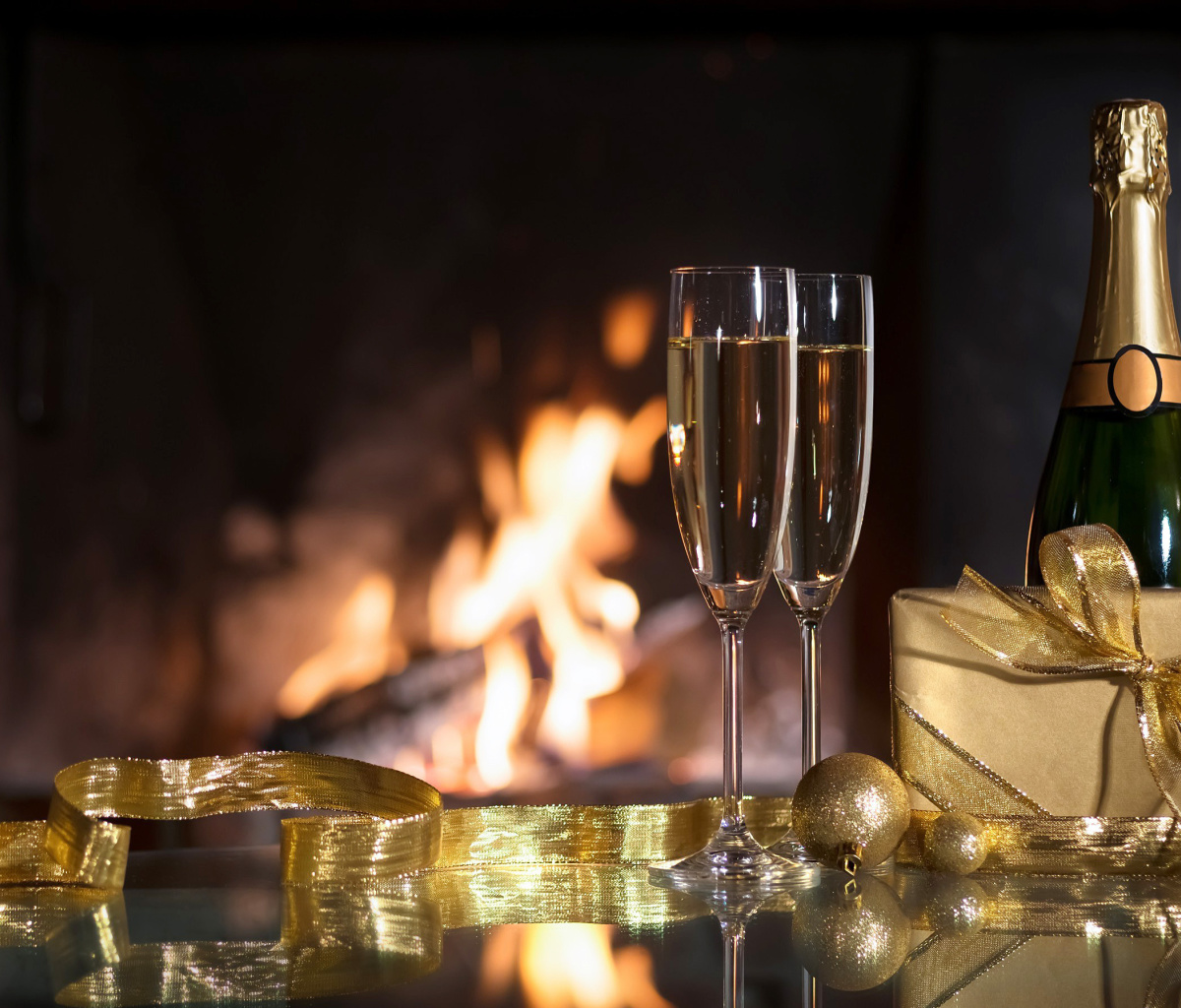 Das Champagne and Fireplace Wallpaper 1200x1024