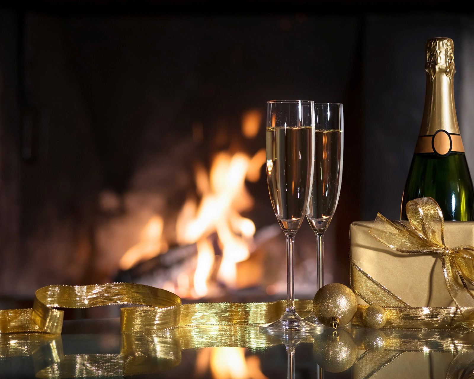 Обои Champagne and Fireplace 1600x1280