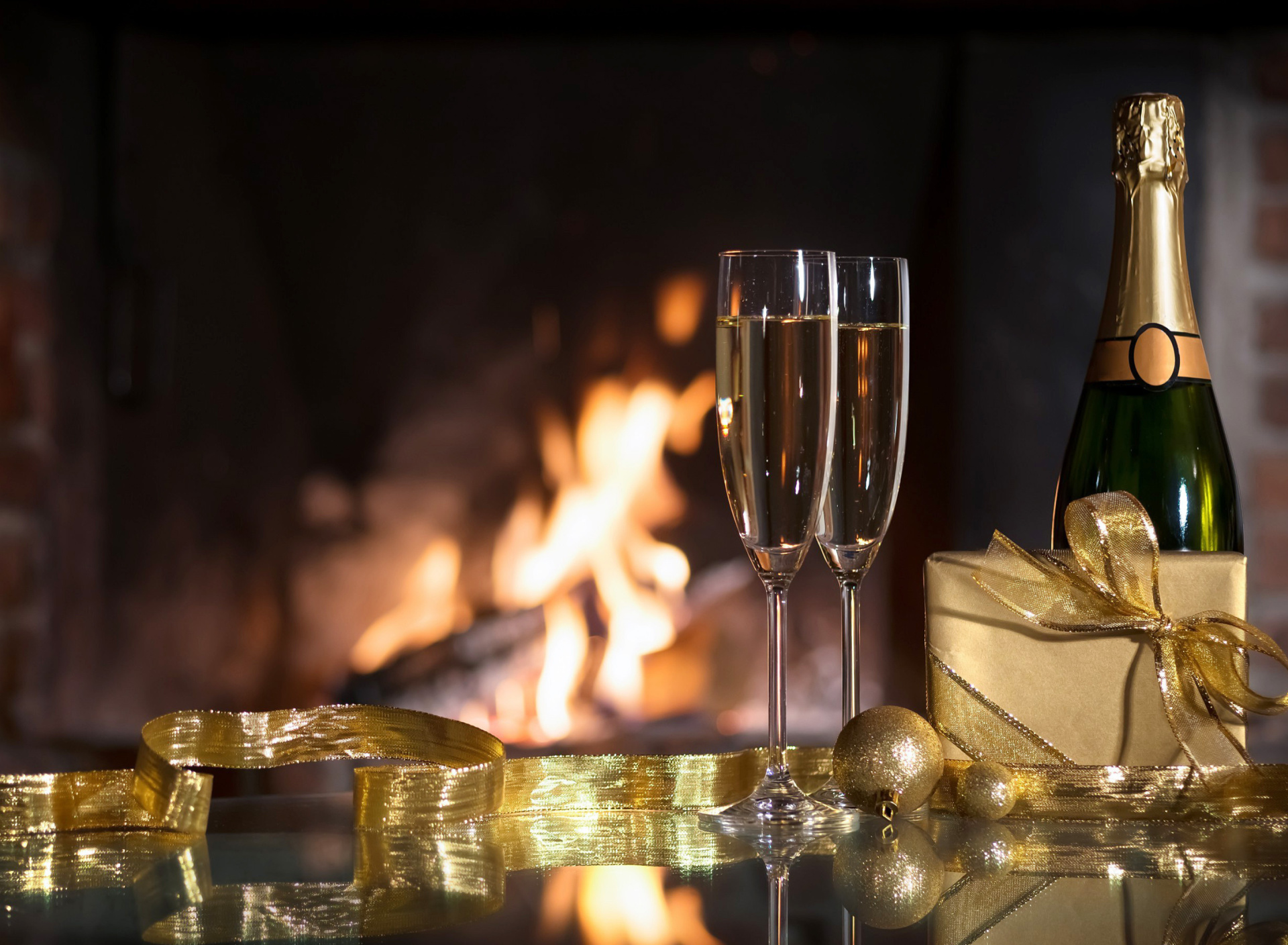 Sfondi Champagne and Fireplace 1920x1408