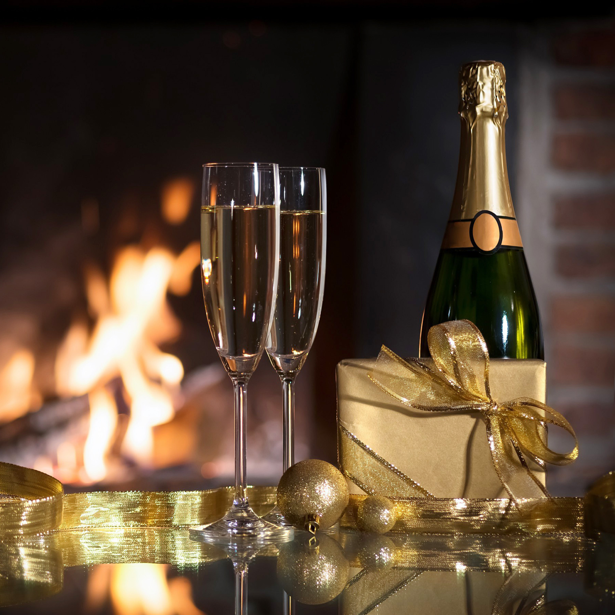 Das Champagne and Fireplace Wallpaper 2048x2048