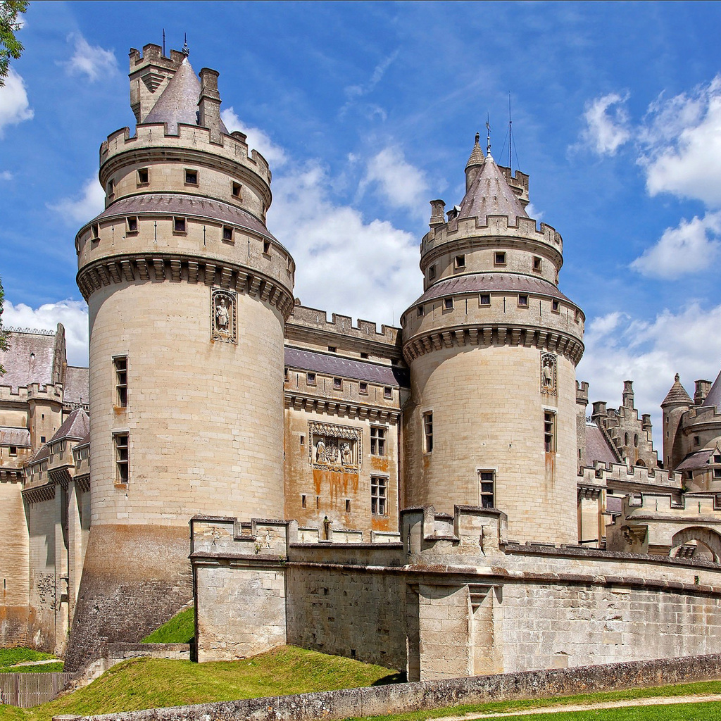 Das Chateau de Pierrefonds in France Wallpaper 1024x1024