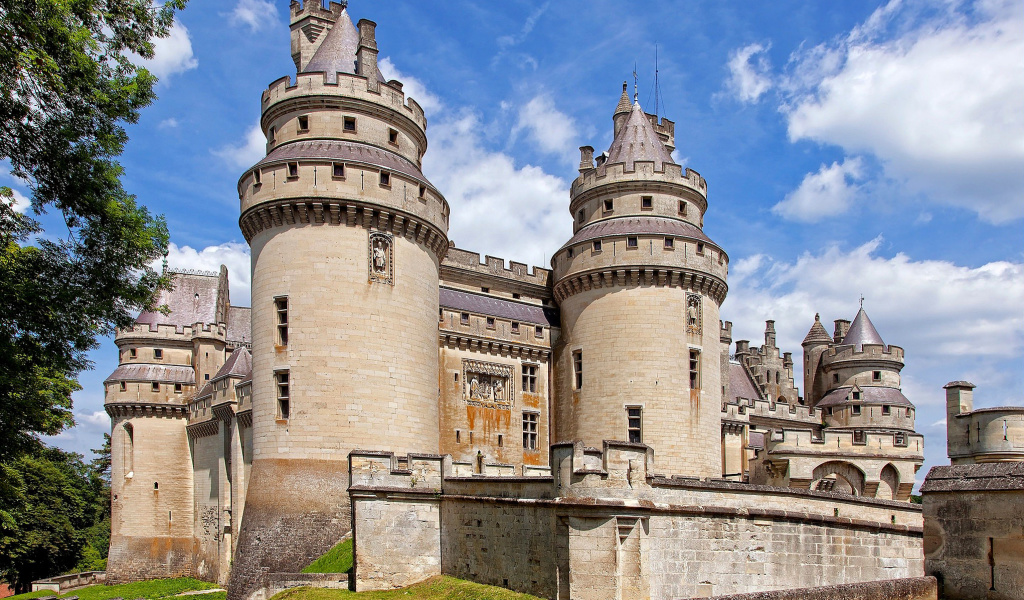 Sfondi Chateau de Pierrefonds in France 1024x600