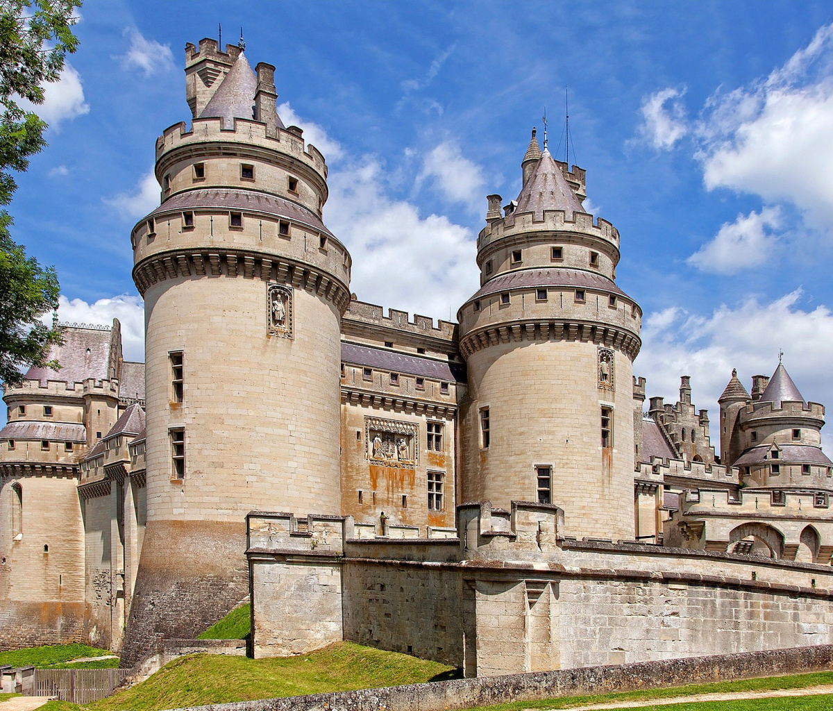 Das Chateau de Pierrefonds in France Wallpaper 1200x1024