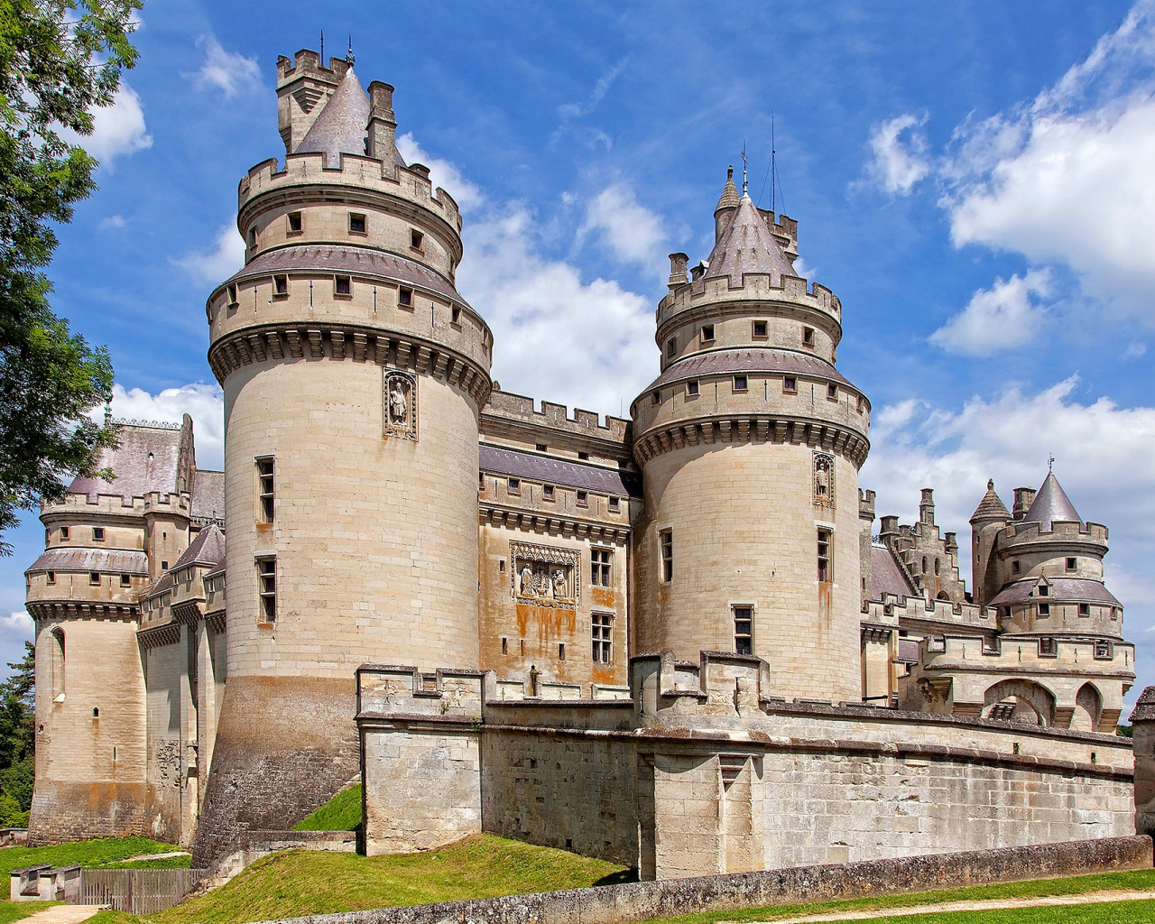 Screenshot №1 pro téma Chateau de Pierrefonds in France 1280x1024