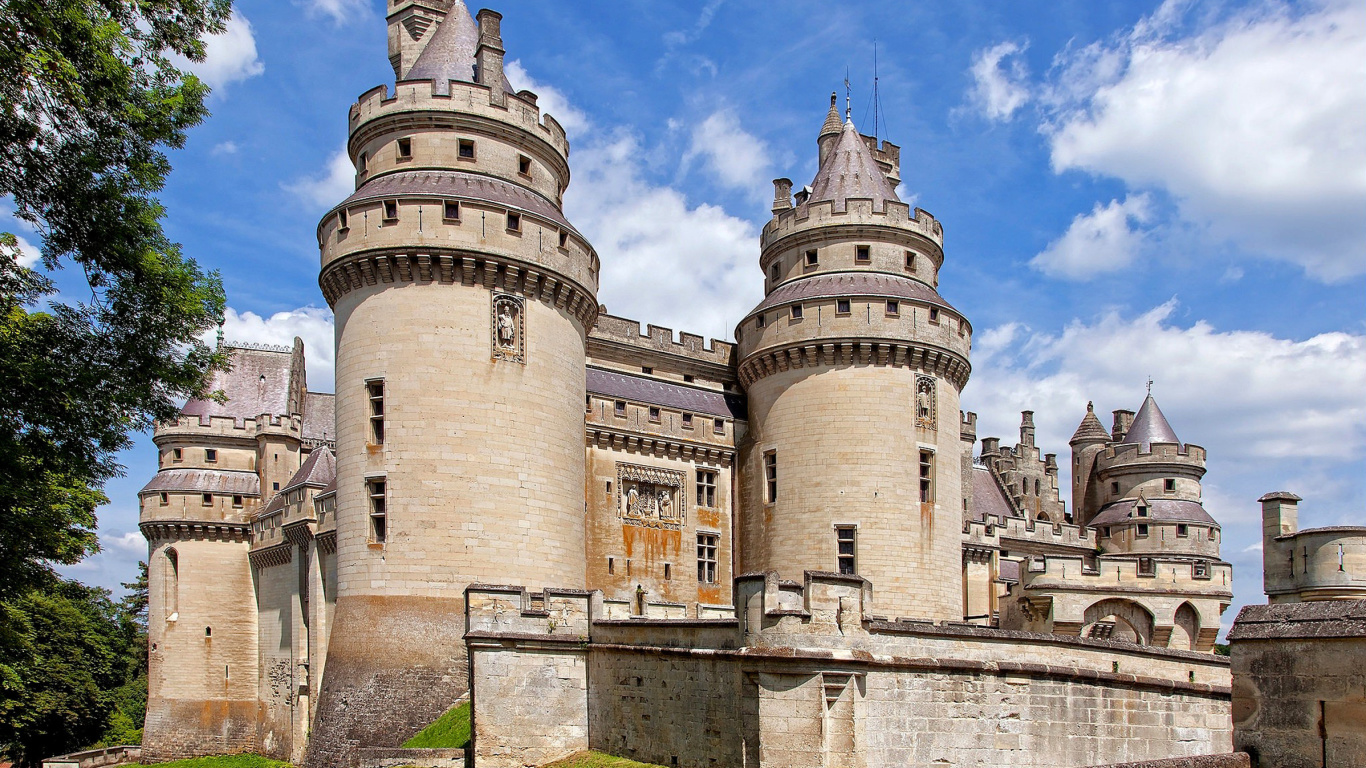 Fondo de pantalla Chateau de Pierrefonds in France 1366x768