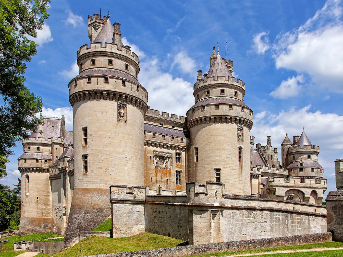 Sfondi Chateau de Pierrefonds in France 1400x1050