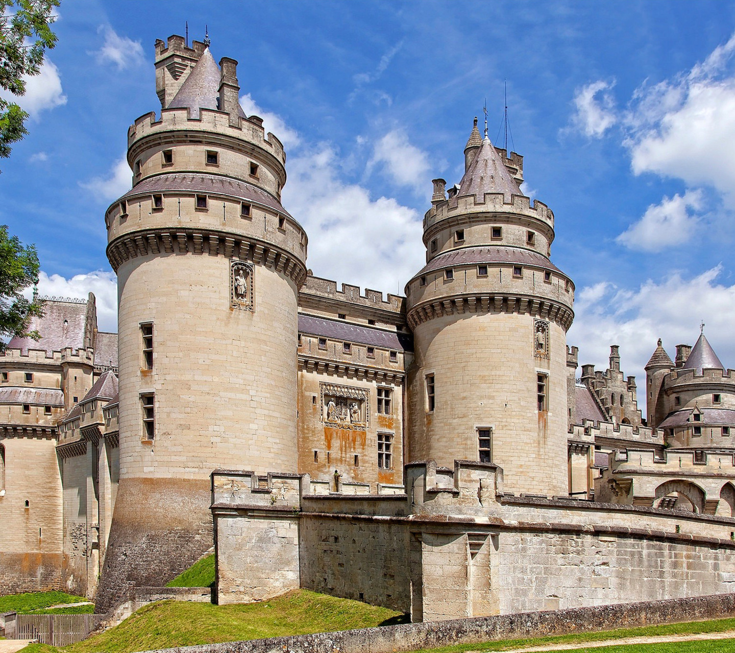 Screenshot №1 pro téma Chateau de Pierrefonds in France 1440x1280
