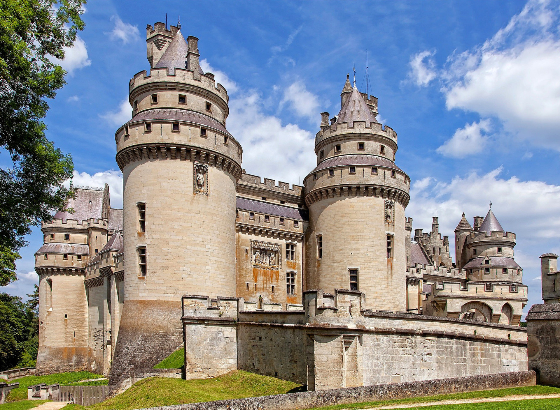 Chateau de Pierrefonds in France wallpaper 1920x1408