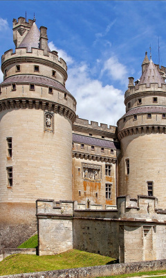 Chateau de Pierrefonds in France screenshot #1 240x400