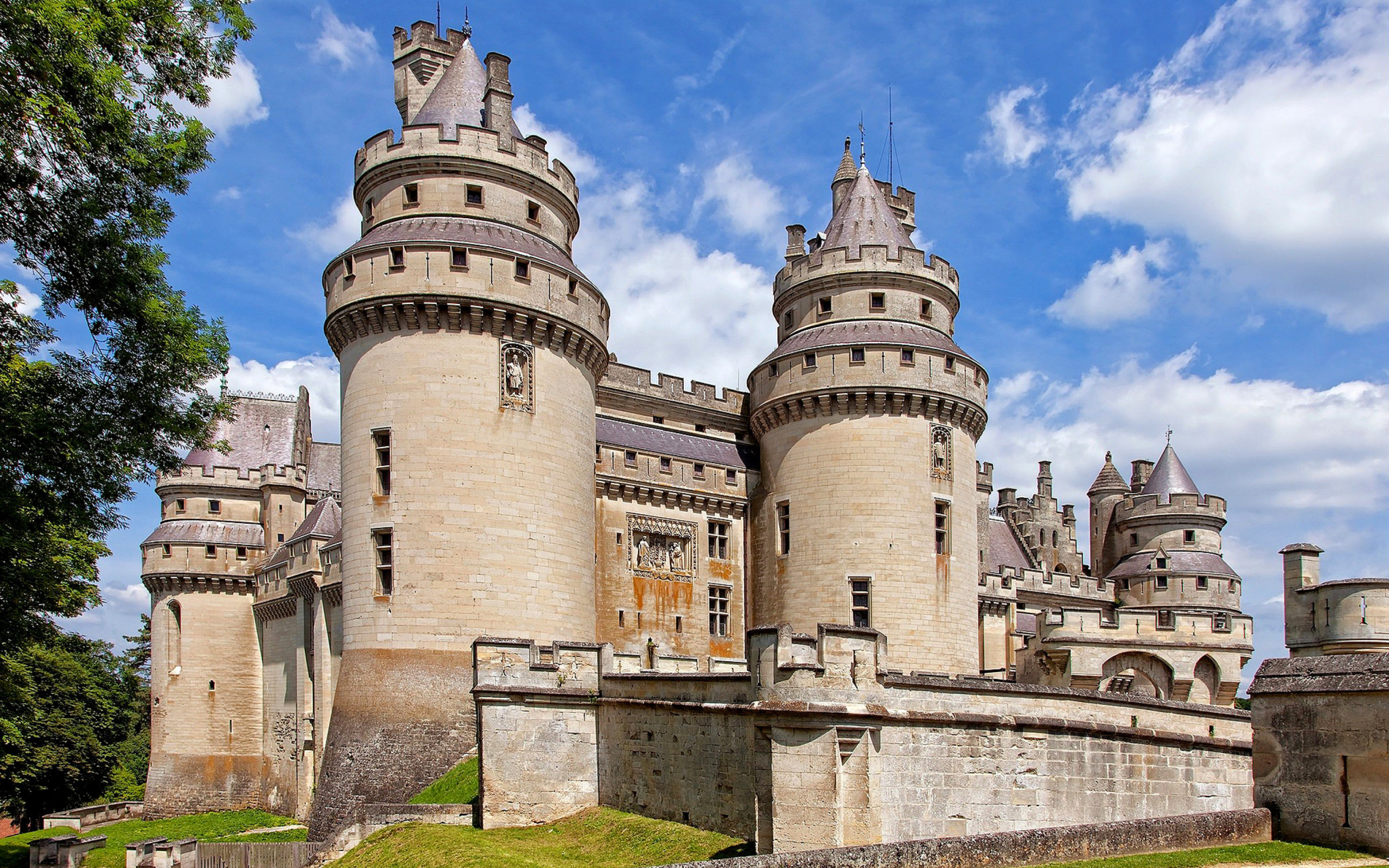 Das Chateau de Pierrefonds in France Wallpaper 2560x1600