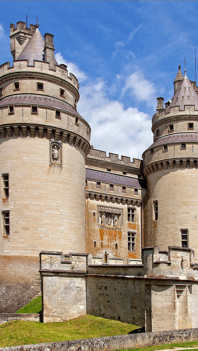 Fondo de pantalla Chateau de Pierrefonds in France 640x1136