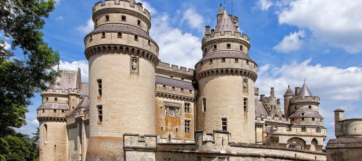 Das Chateau de Pierrefonds in France Wallpaper 720x320