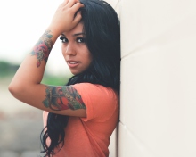 Обои Beautiful Latin American Model With Tattoos 220x176