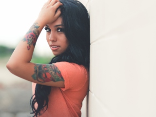 Fondo de pantalla Beautiful Latin American Model With Tattoos 320x240