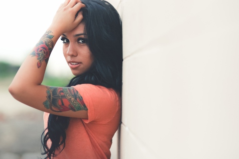 Screenshot №1 pro téma Beautiful Latin American Model With Tattoos 480x320