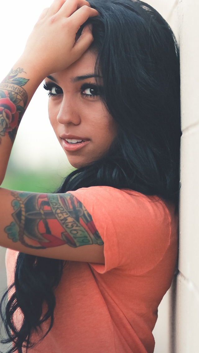 Beautiful Latin American Model With Tattoos screenshot #1 640x1136