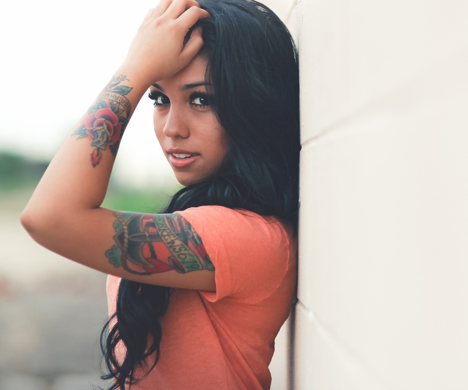 Beautiful Latin American Model With Tattoos screenshot #1 960x800