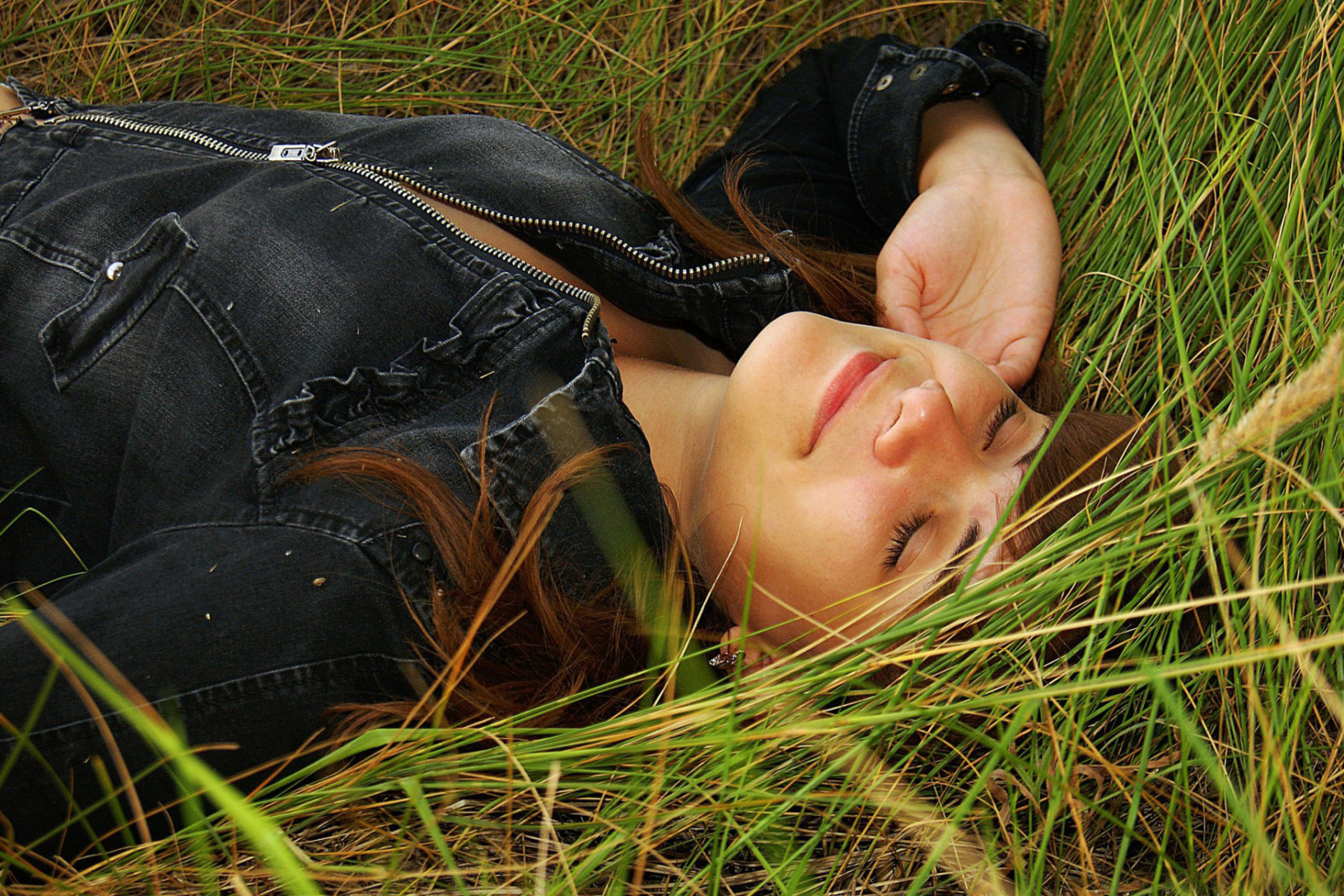 Sfondi Girl in Summer Forest 2880x1920