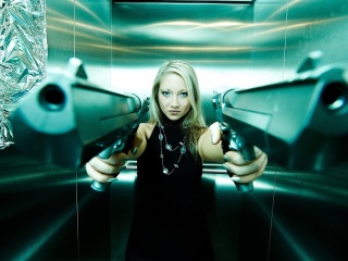 Screenshot №1 pro téma Girl with guns as gangster 320x240