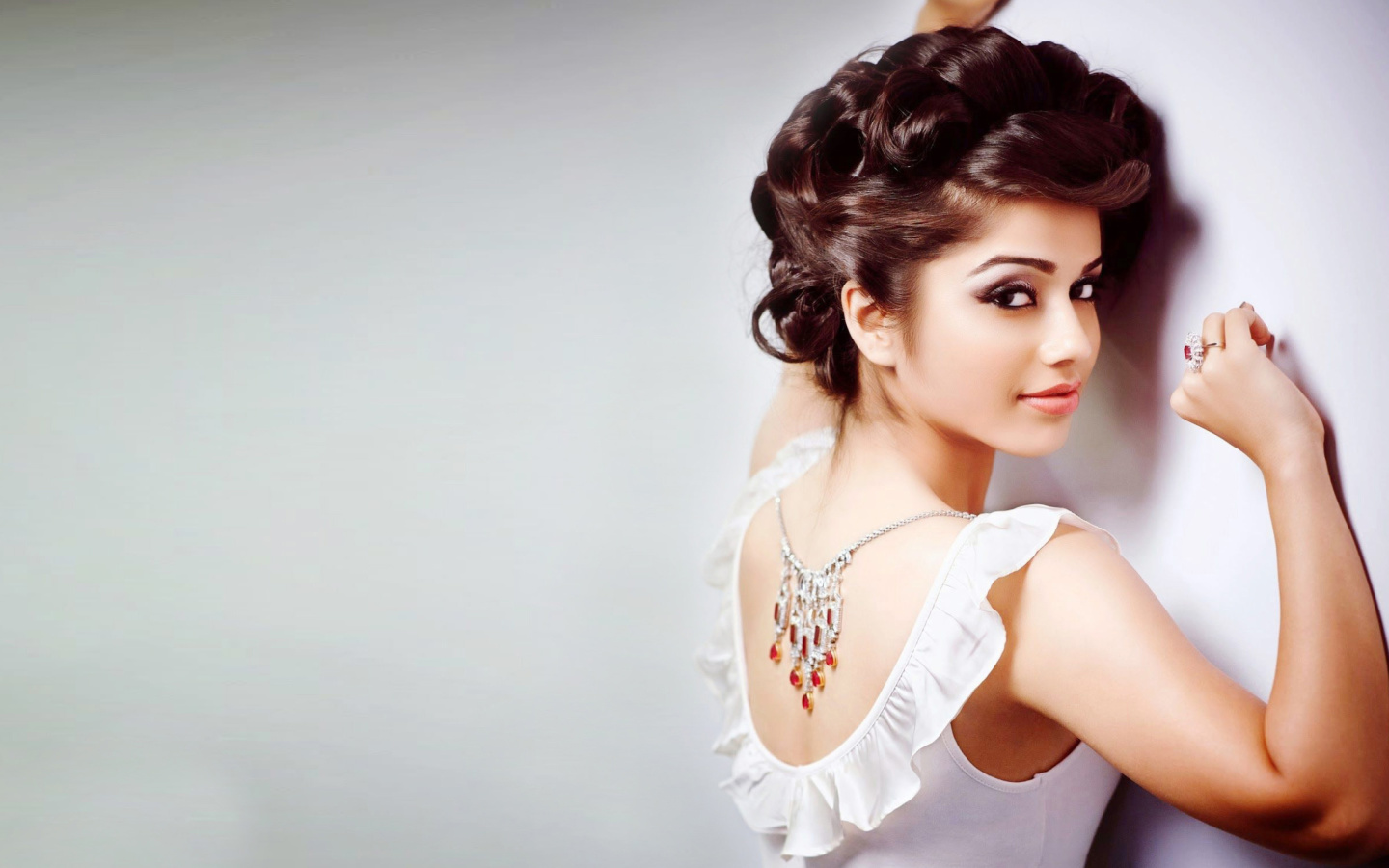 Shreya Gupta Bollywood Star wallpaper 1440x900