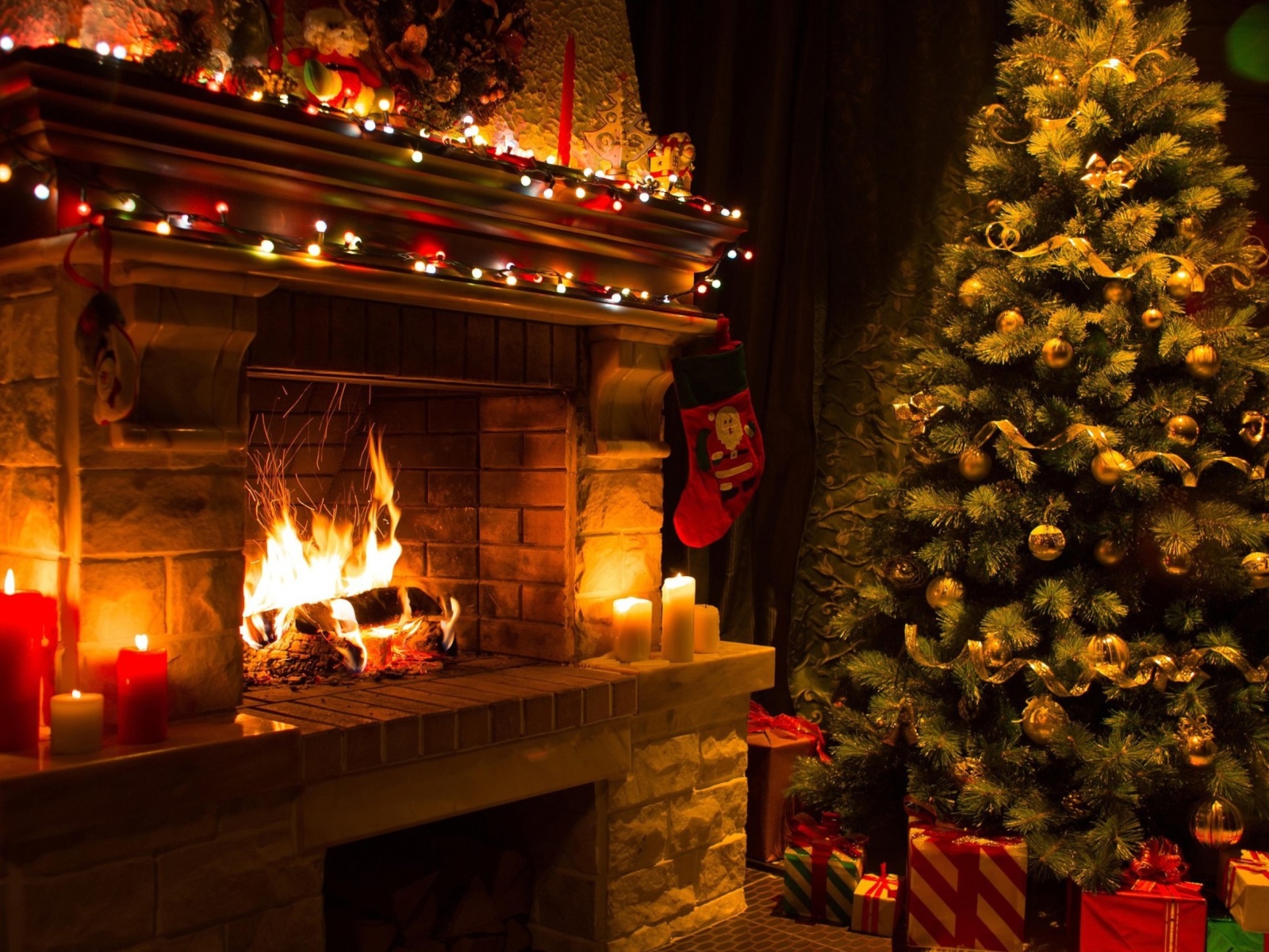 Sfondi Christmas Tree Fireplace 1600x1200