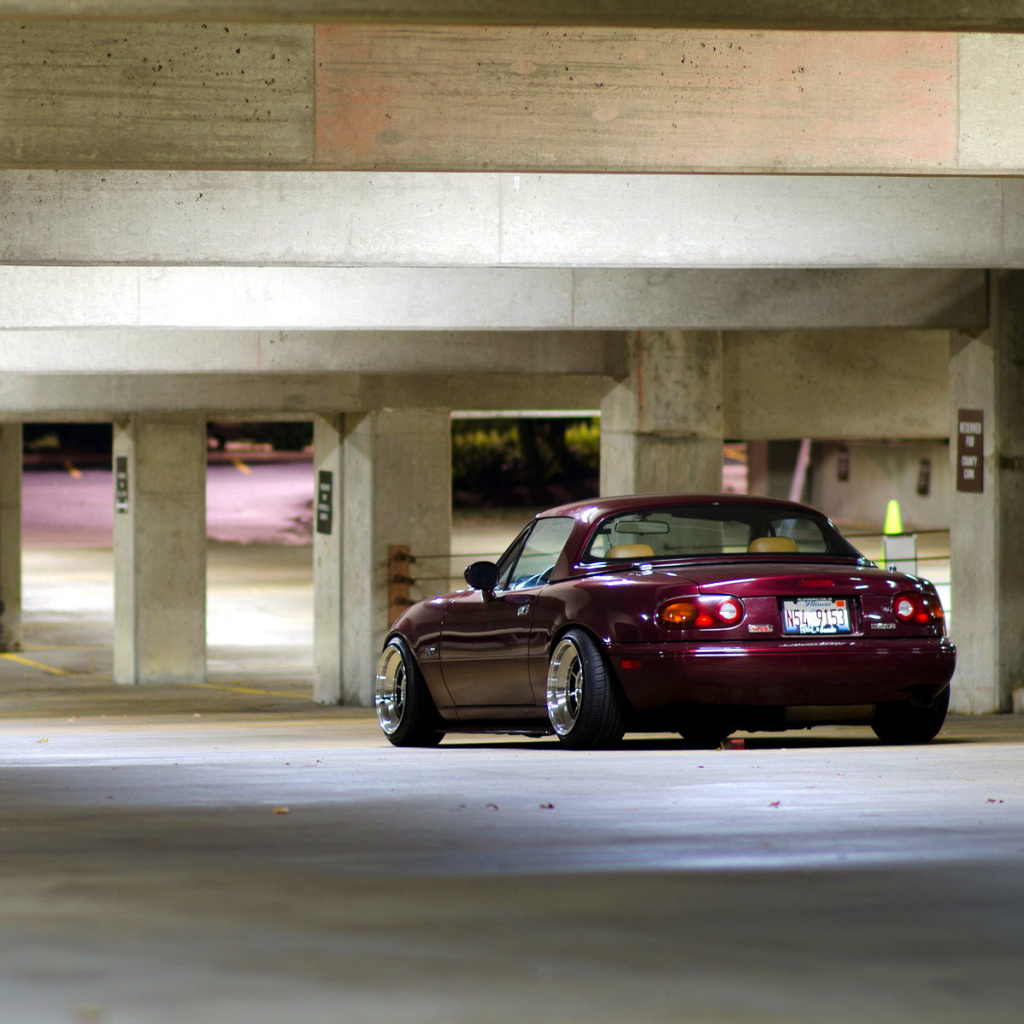 Das Mazda RX 8 In Garage Wallpaper 1024x1024