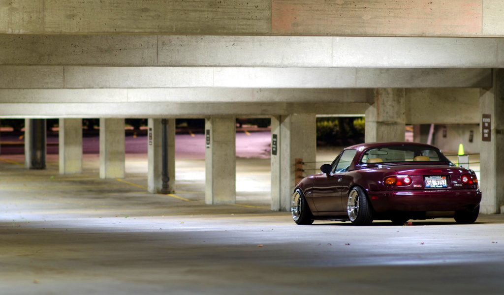 Das Mazda RX 8 In Garage Wallpaper 1024x600