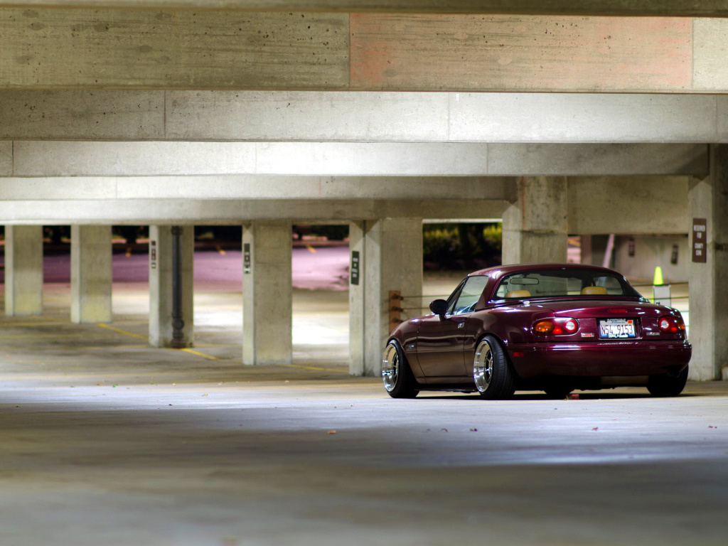 Das Mazda RX 8 In Garage Wallpaper 1024x768
