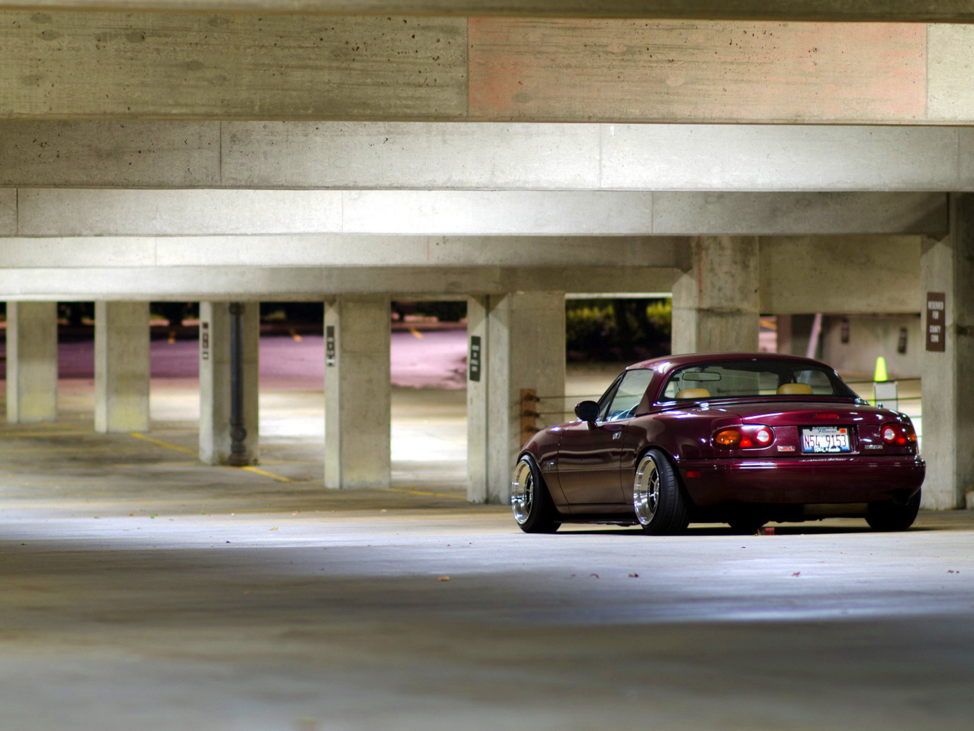 Das Mazda RX 8 In Garage Wallpaper 1400x1050