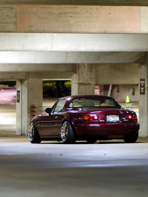 Das Mazda RX 8 In Garage Wallpaper 480x640