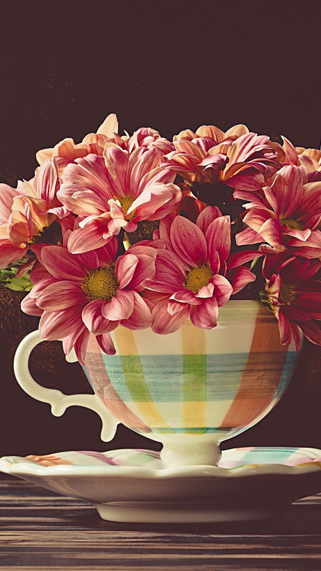 Chrysanthemums in ingenious vase wallpaper 640x1136