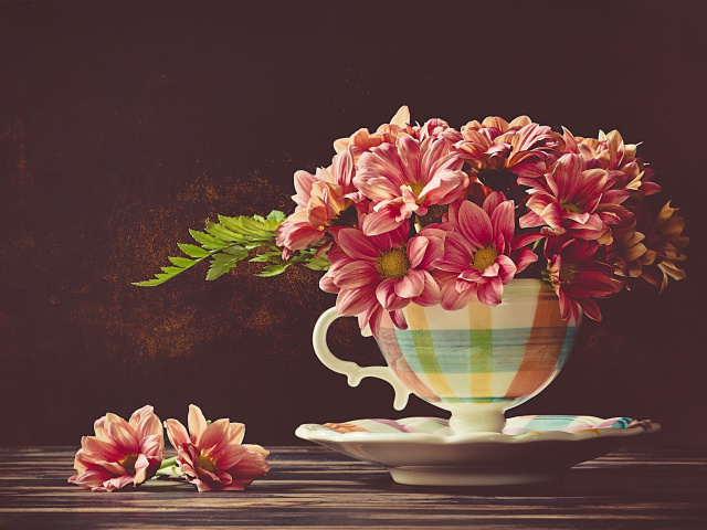 Chrysanthemums in ingenious vase wallpaper 640x480