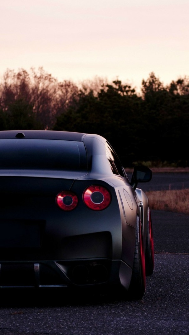 Nissan GT R screenshot #1 640x1136