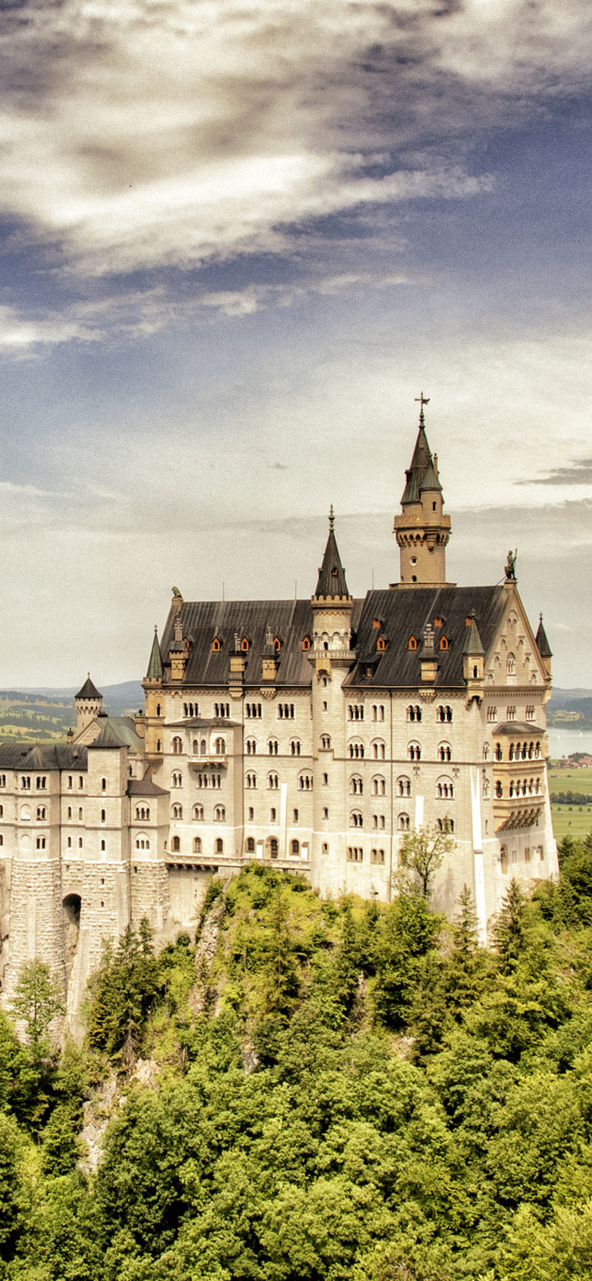 Fondo de pantalla Bavarian Neuschwanstein Castle 1170x2532