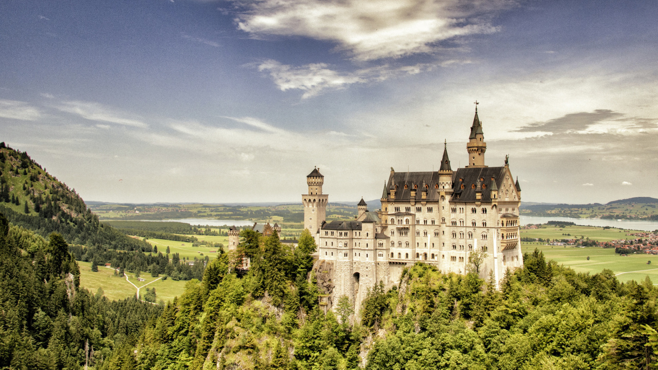 Bavarian Neuschwanstein Castle screenshot #1 1280x720