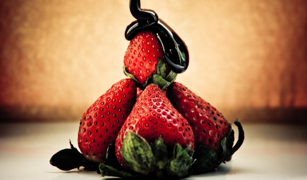 Strawberries with chocolate wallpaper 1024x600