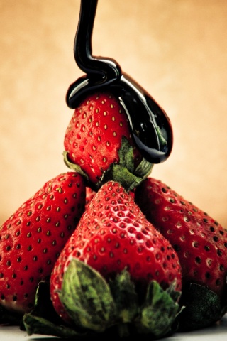 Fondo de pantalla Strawberries with chocolate 320x480