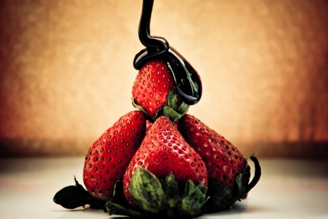 Strawberries with chocolate wallpaper 480x320