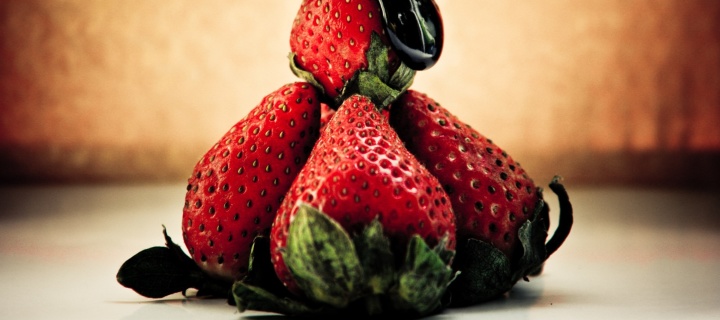 Обои Strawberries with chocolate 720x320