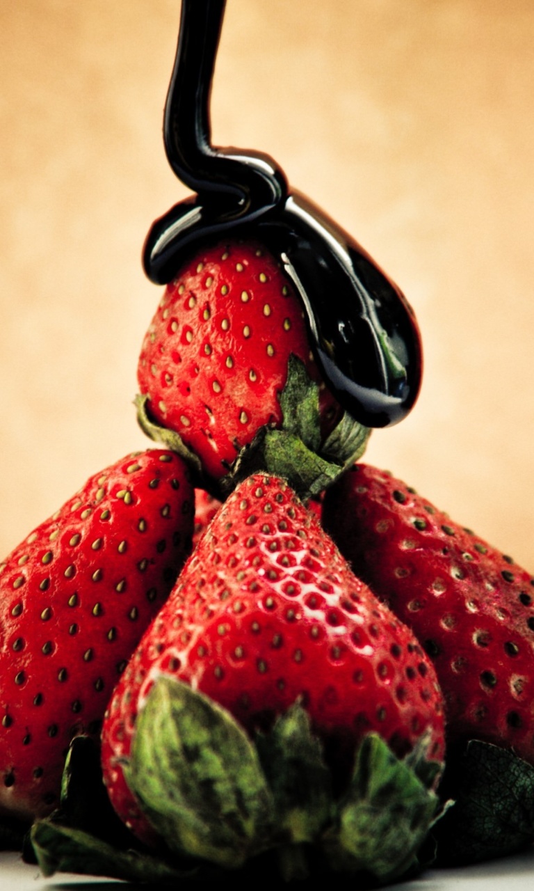 Обои Strawberries with chocolate 768x1280